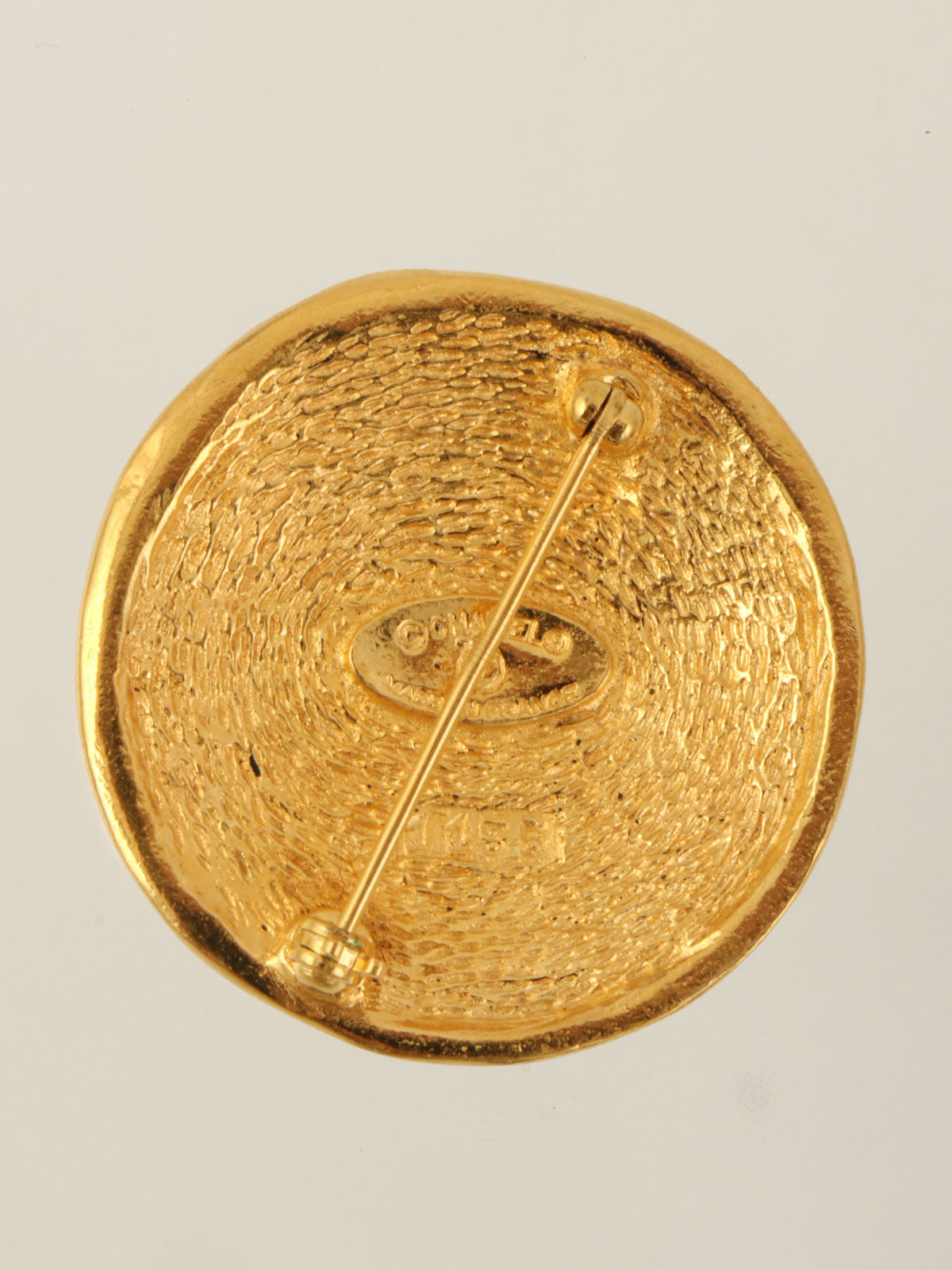 Round logo coin motif brooch in gold