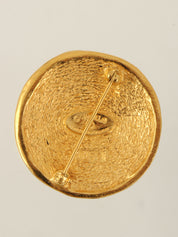 Round logo coin motif brooch in gold