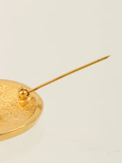 Round logo coin motif brooch in gold