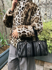 黑色天鹅绒和皮革组合编织手提包