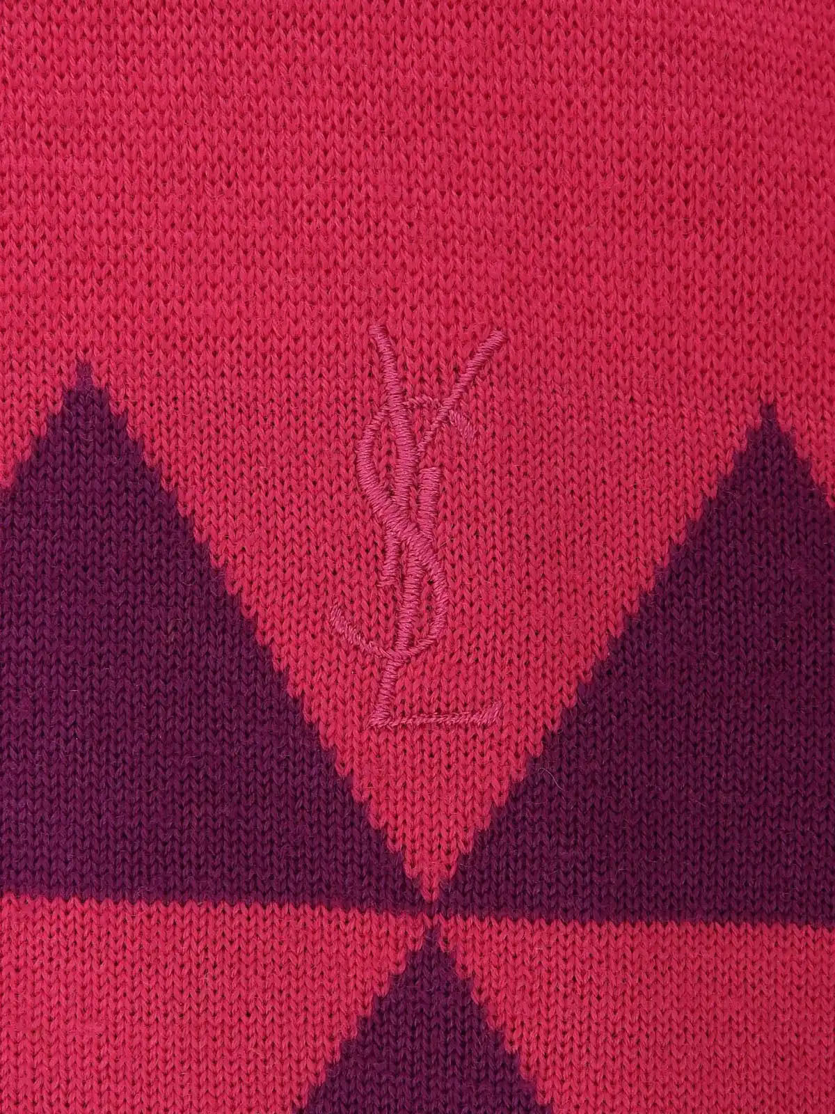 ウールバイカラーダイヤパターンロゴ刺繍セーター　パープル／ピンク