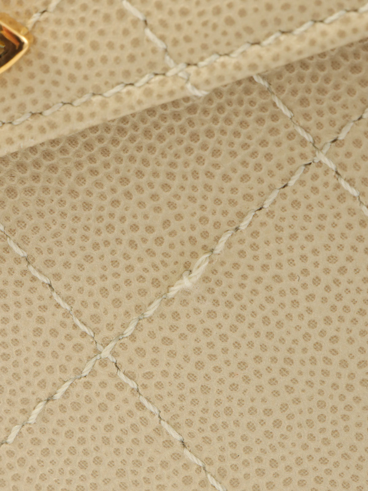 1998年鱼子酱皮CC旋扣手提包，象牙色