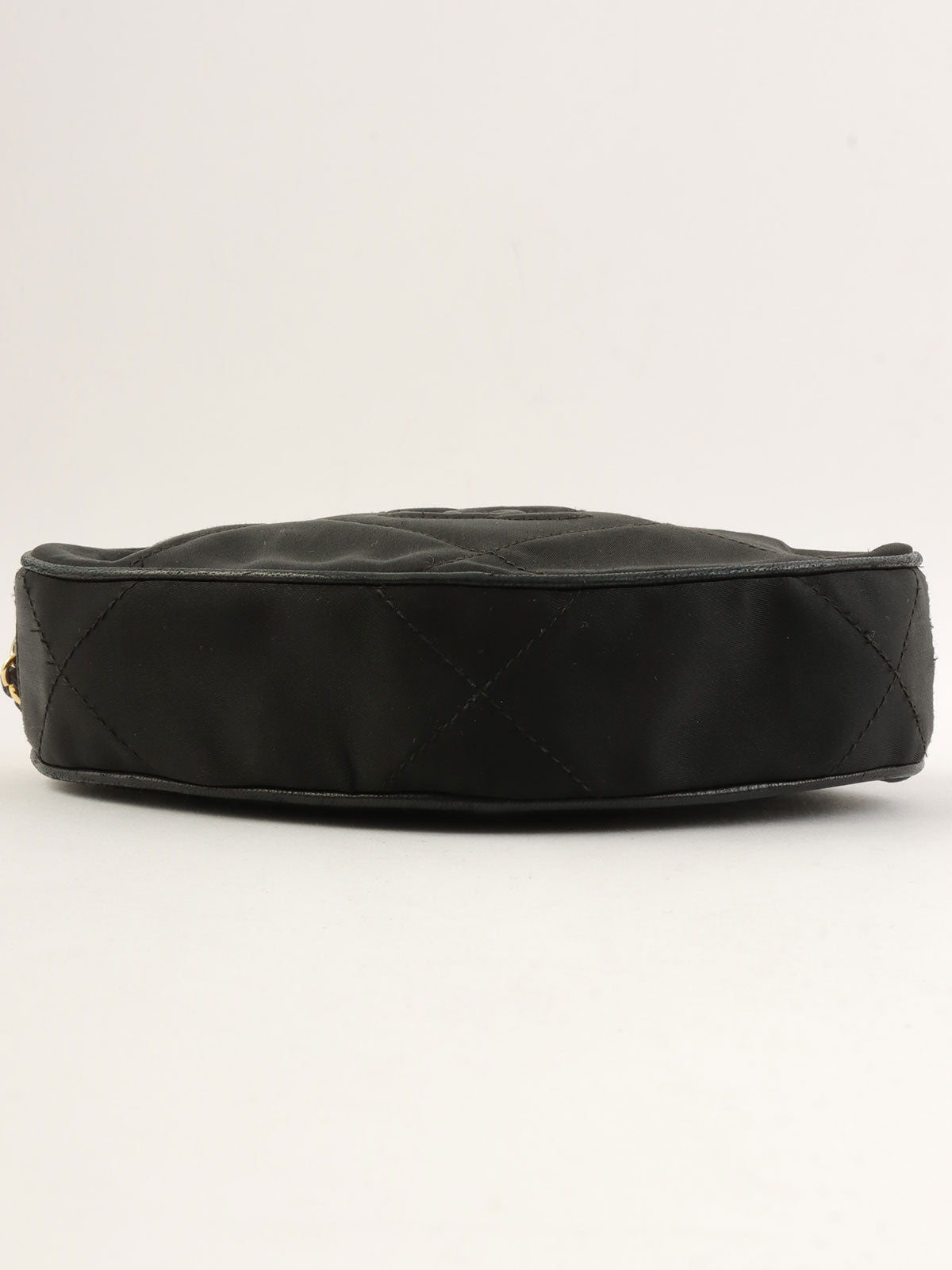 黑色 1990 年代缎面皮革拼接 CC 标志缝线小包