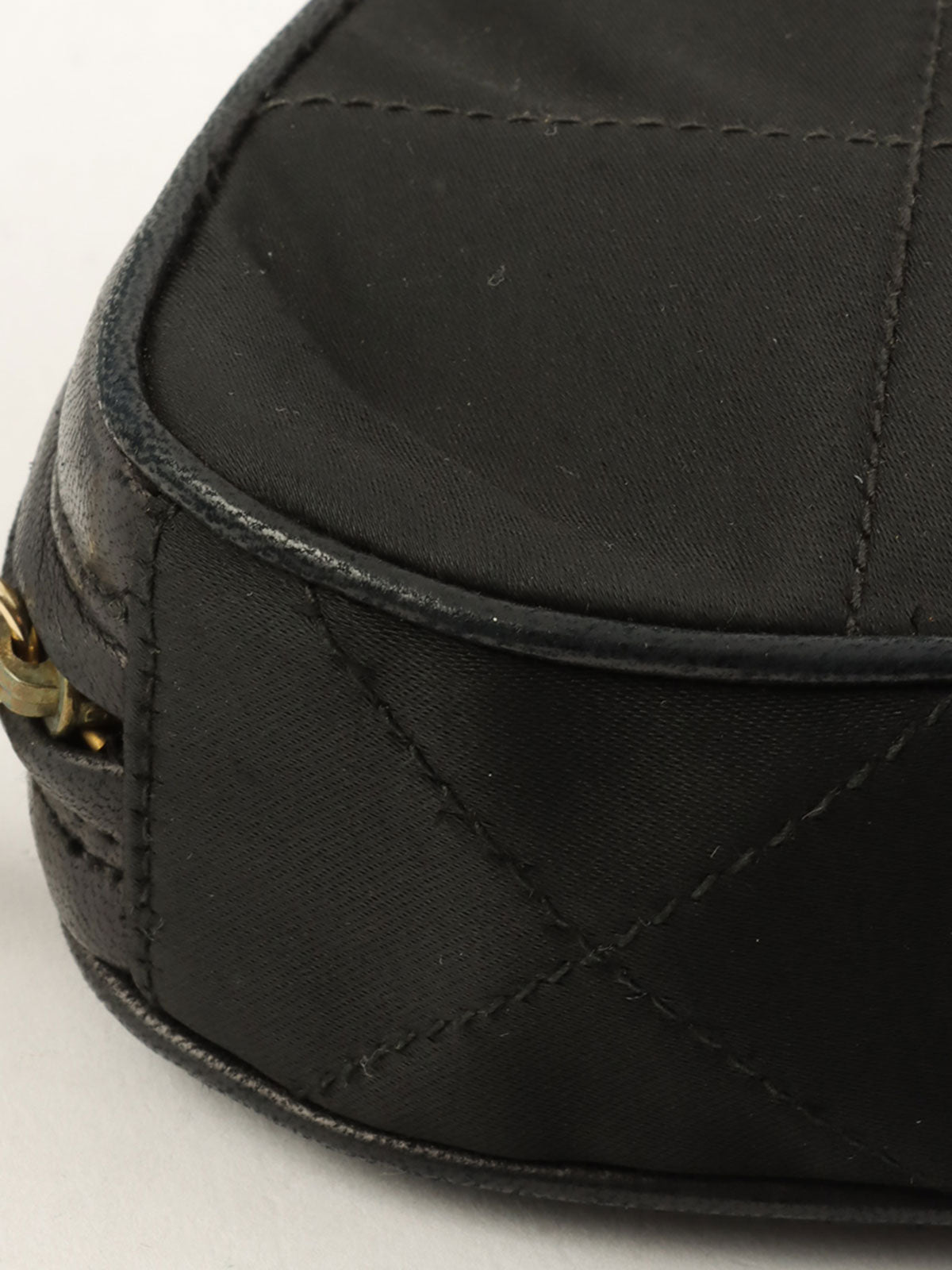 黑色 1990 年代缎面皮革拼接 CC 标志缝线小包