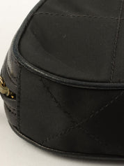 黑色 1990 年代缎面皮革拼接 CC 标志缝线小包