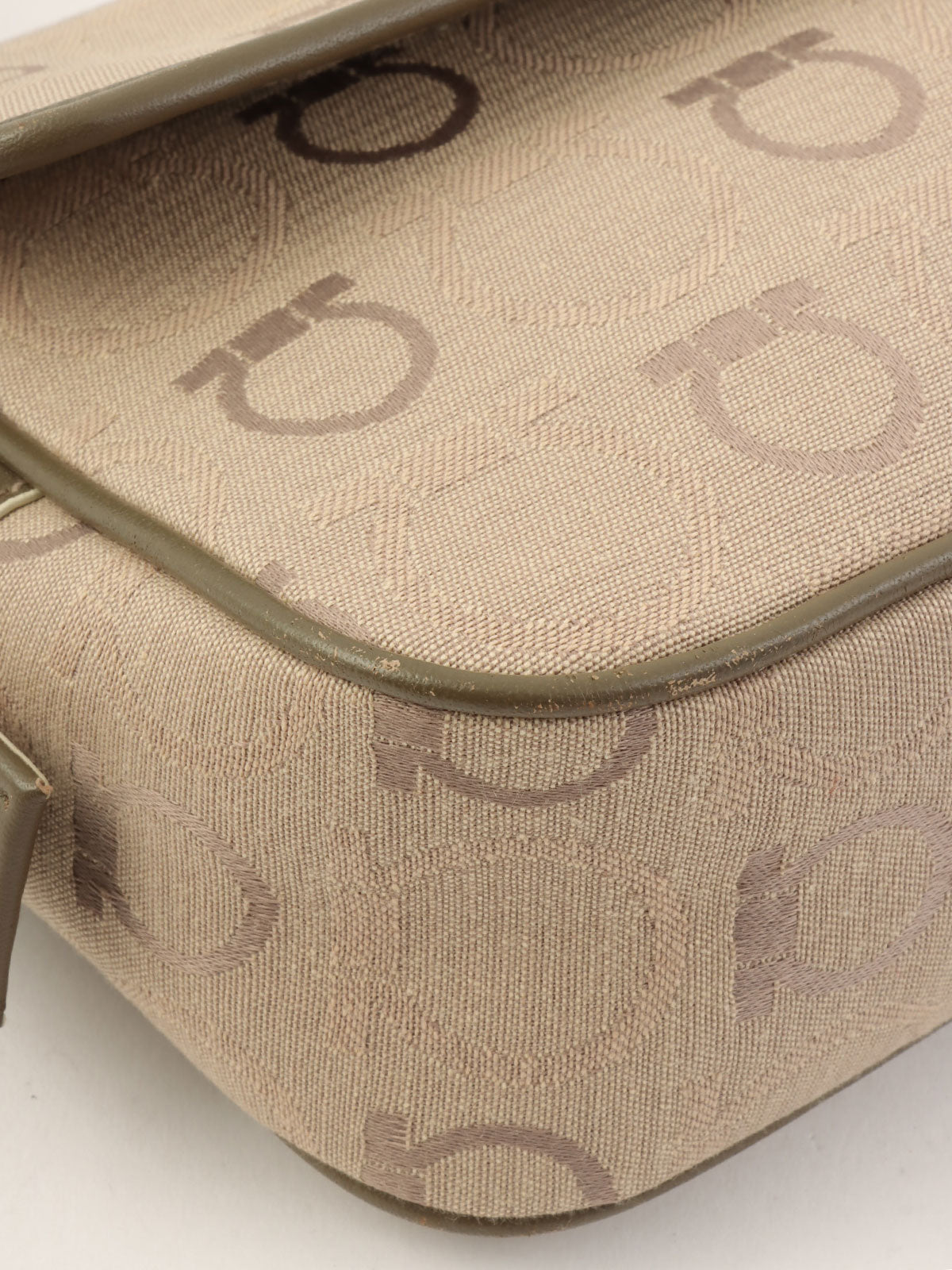 Gancini pattern shoulder bag in beige