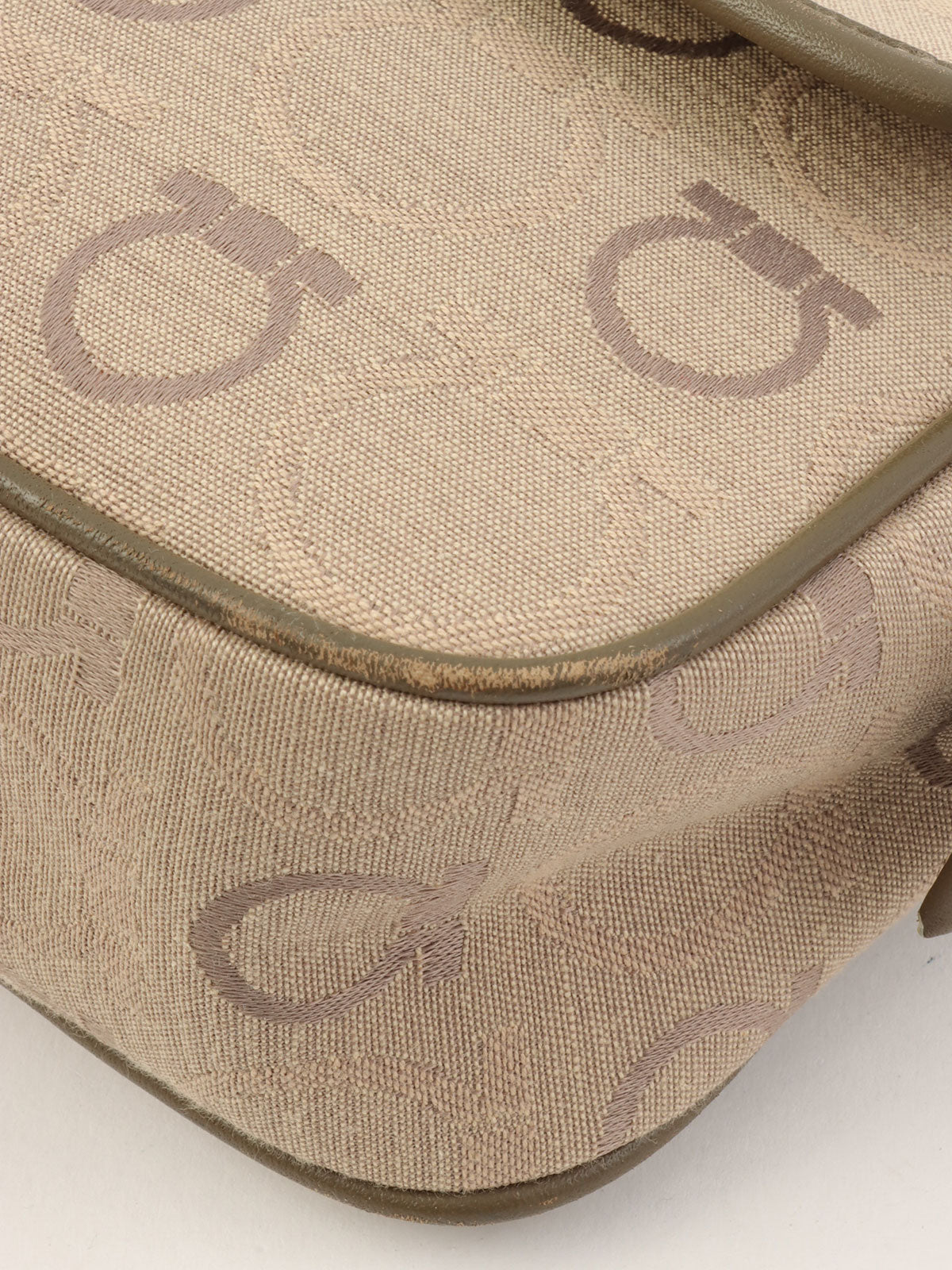 Gancini pattern shoulder bag in beige