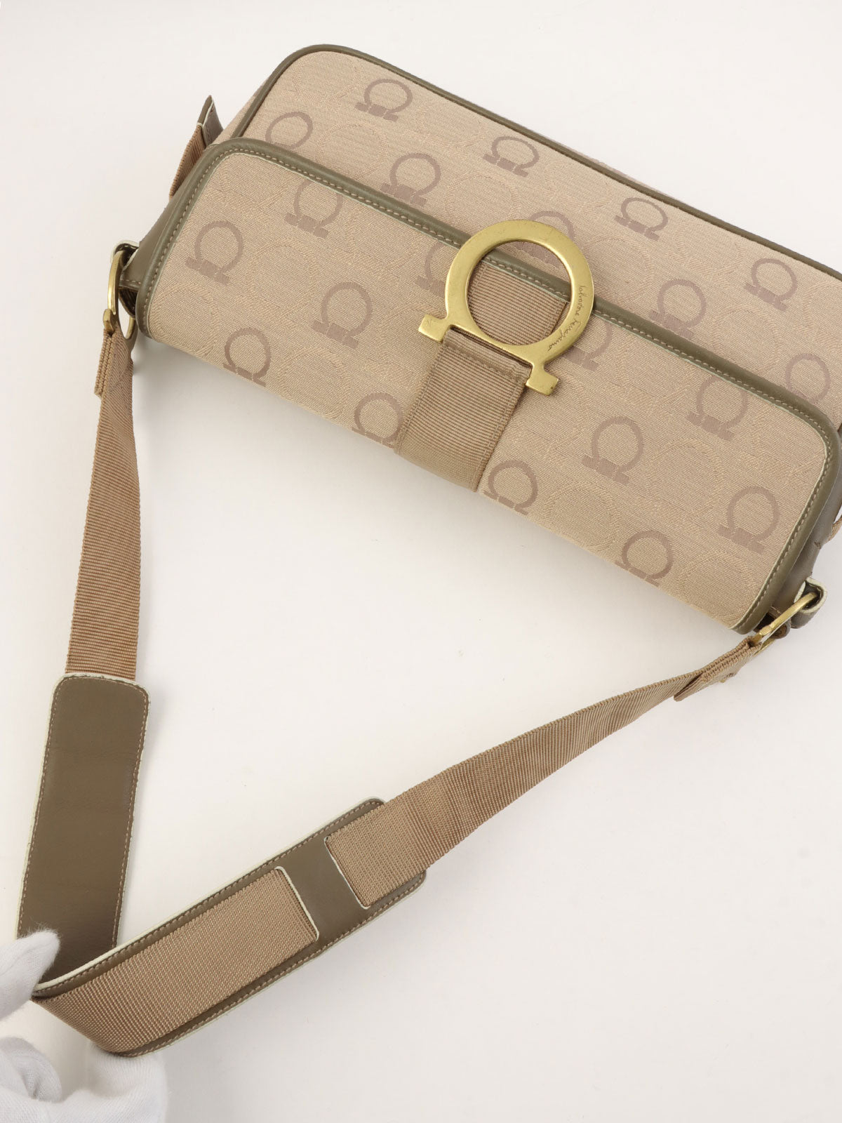 Gancini pattern shoulder bag in beige