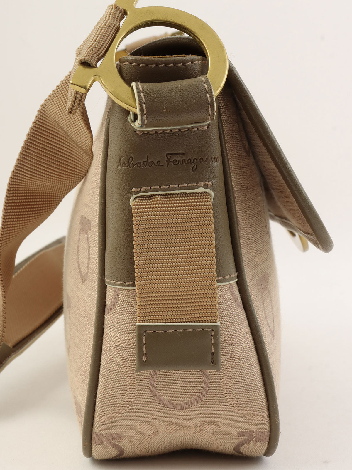 Gancini pattern shoulder bag in beige