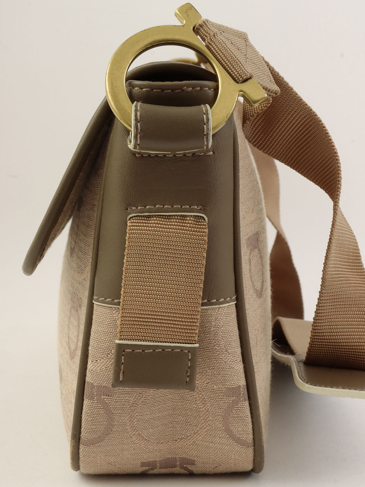 Gancini pattern shoulder bag in beige