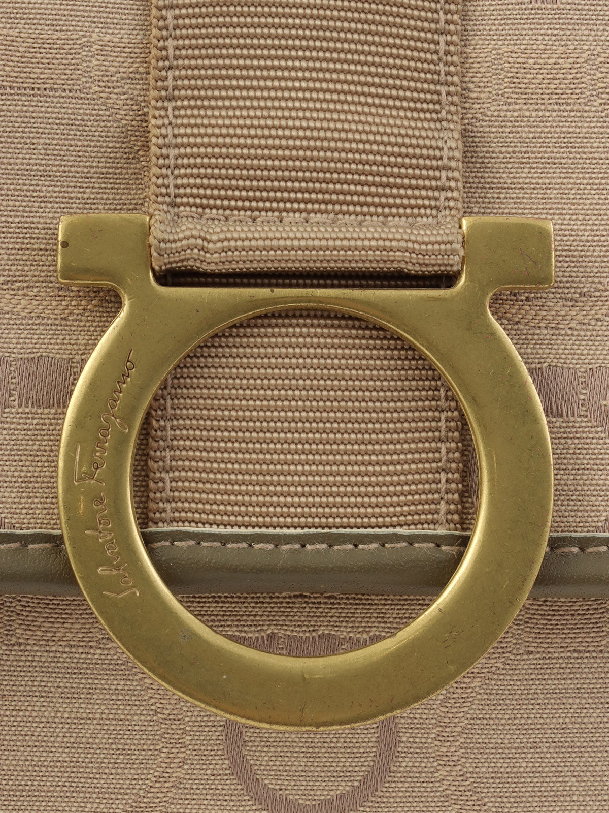 Gancini pattern shoulder bag in beige