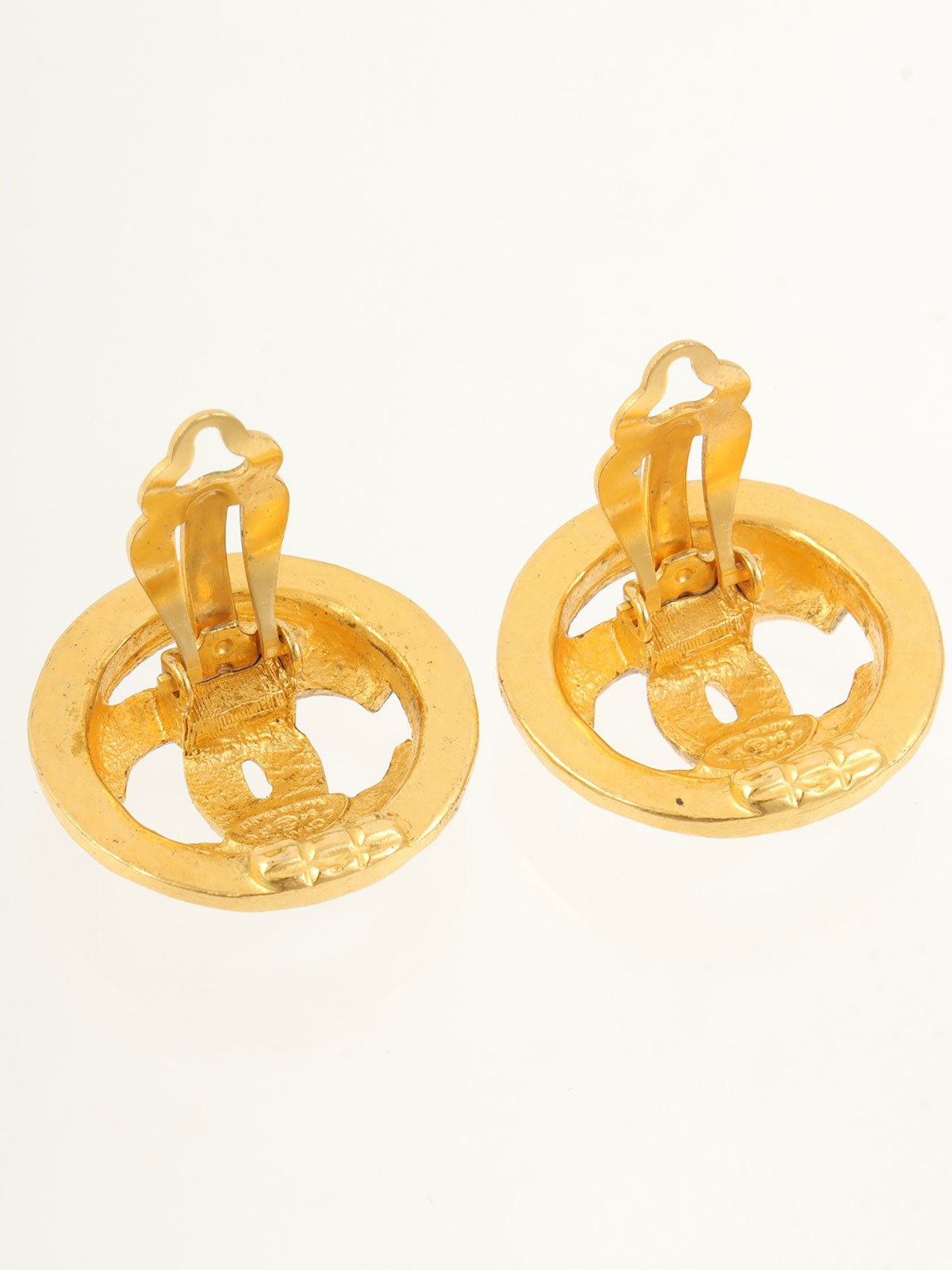 1994年圆形镂空CC标志金耳环