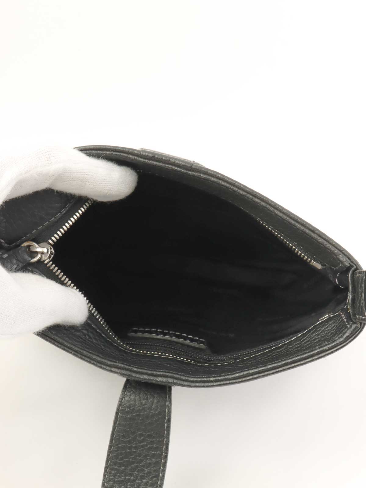 ロゴエンボスショルダーバッグ ブラック