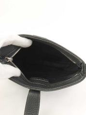 ロゴエンボスショルダーバッグ ブラック