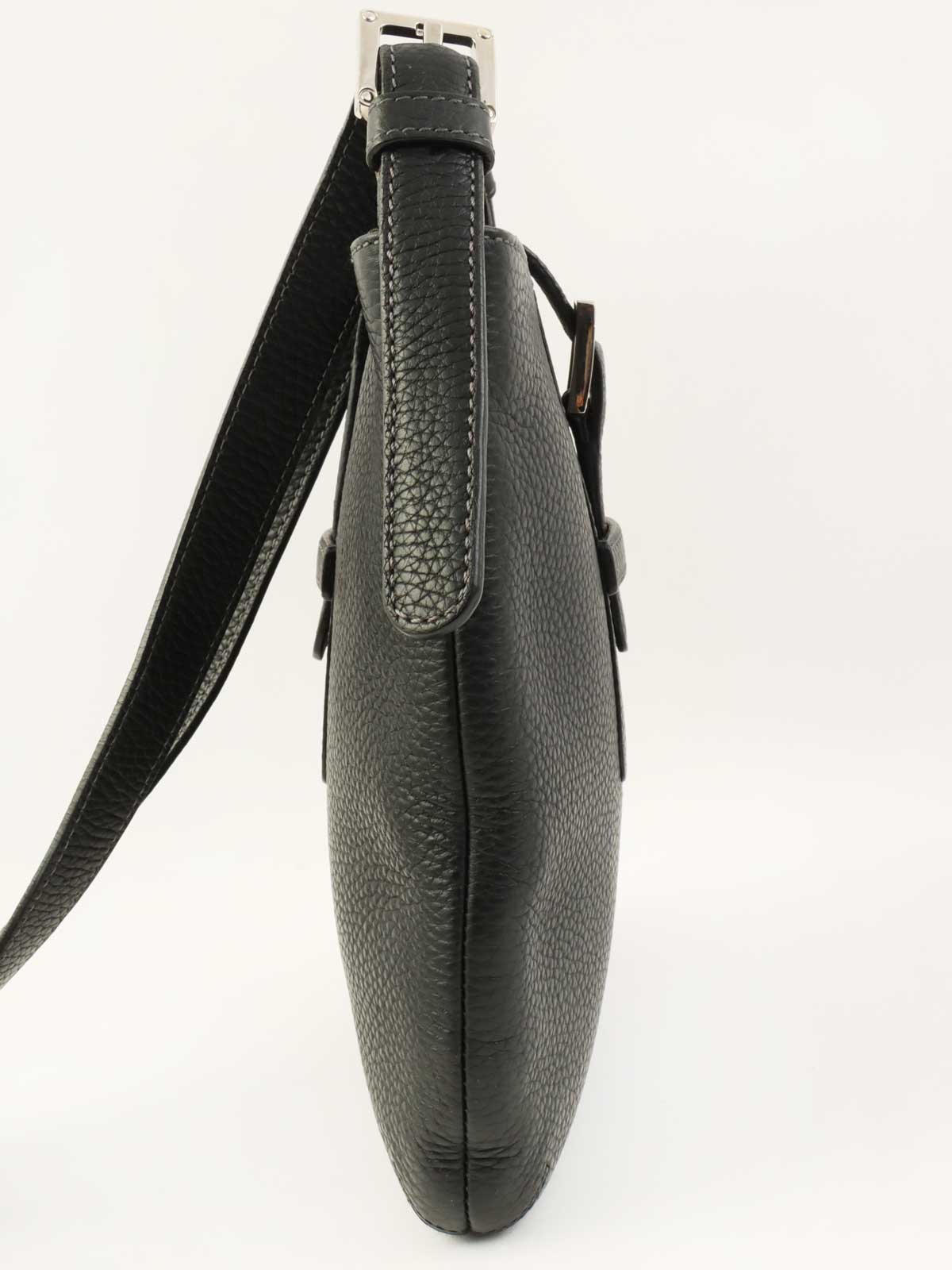 ロゴエンボスショルダーバッグ ブラック