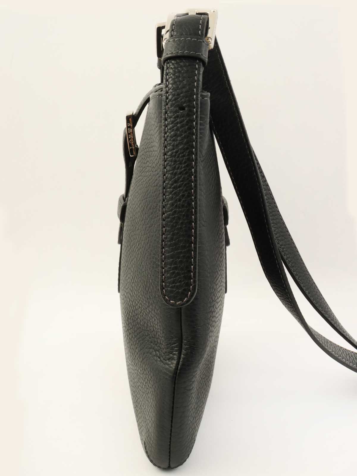 ロゴエンボスショルダーバッグ ブラック