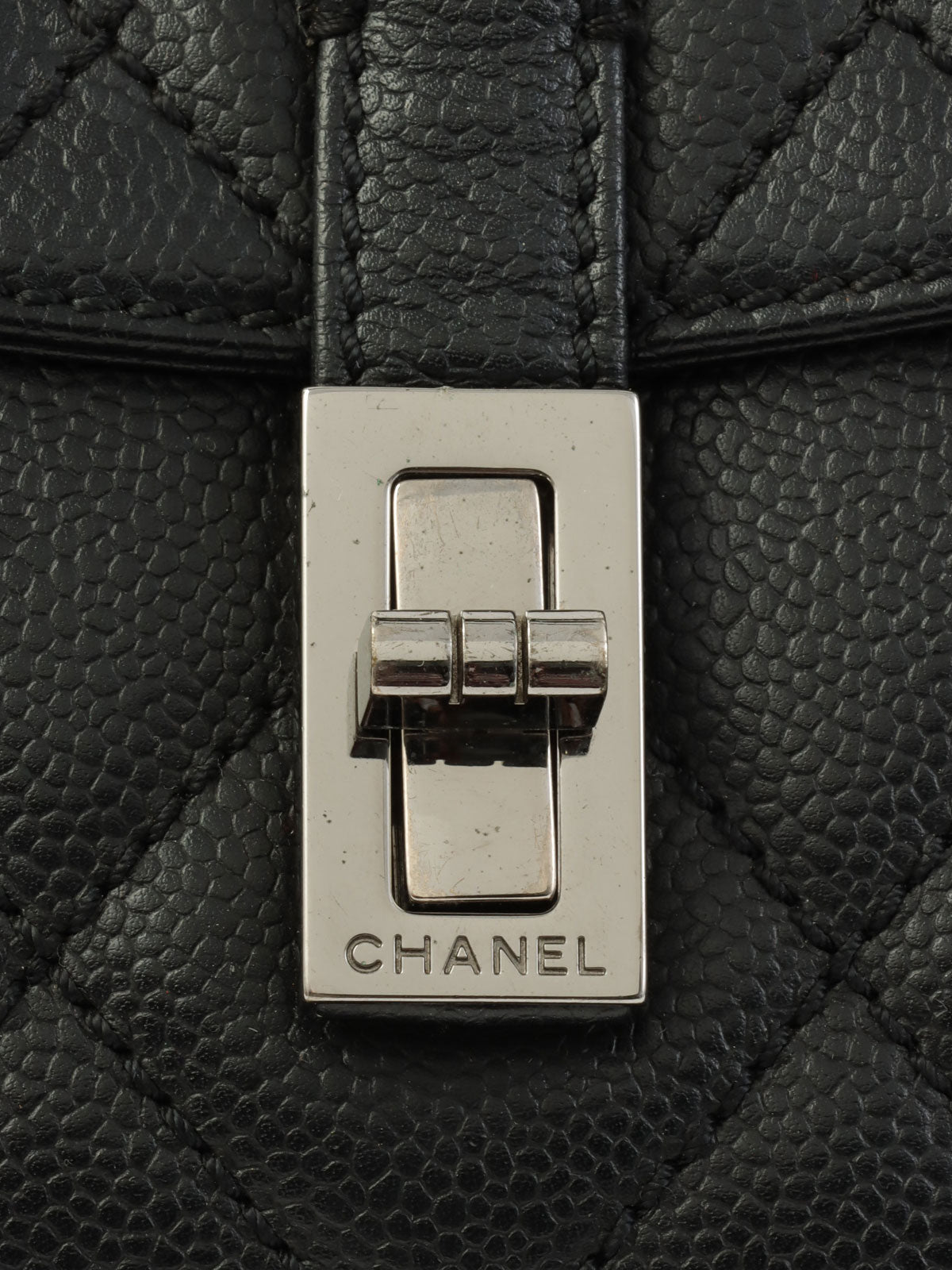 2005年鱼子酱皮2.55旋扣式手提包 黑色