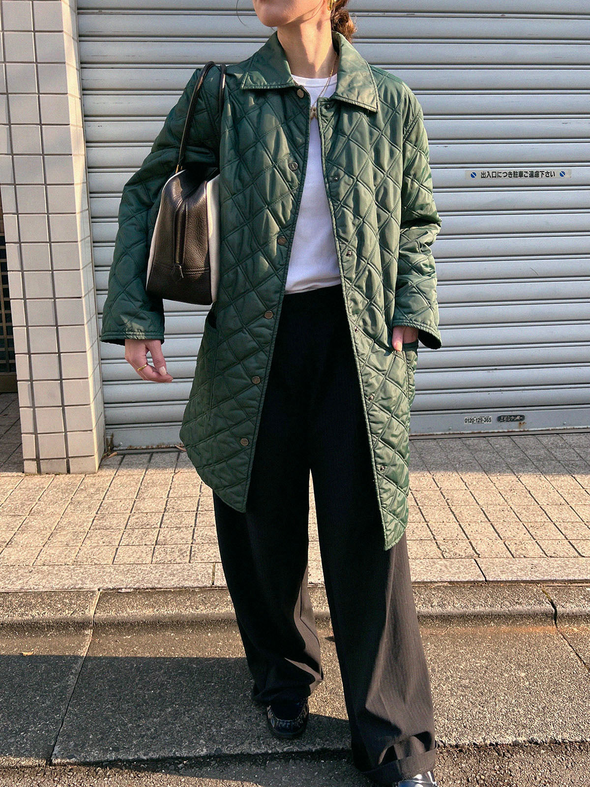 Green logo button quilted coat