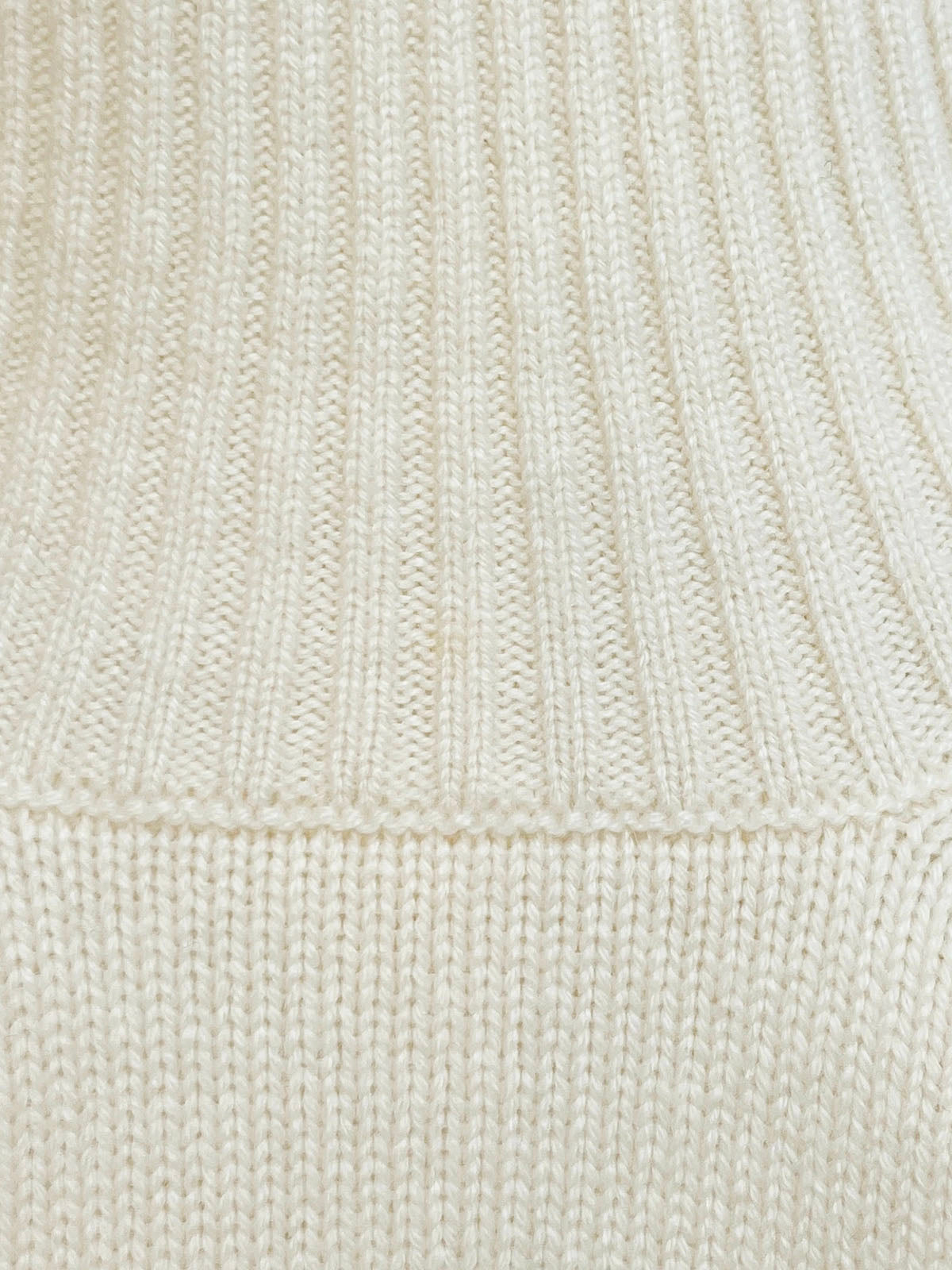 カシミアロゴ刺繍タートルネックニットセーター　アイボリー