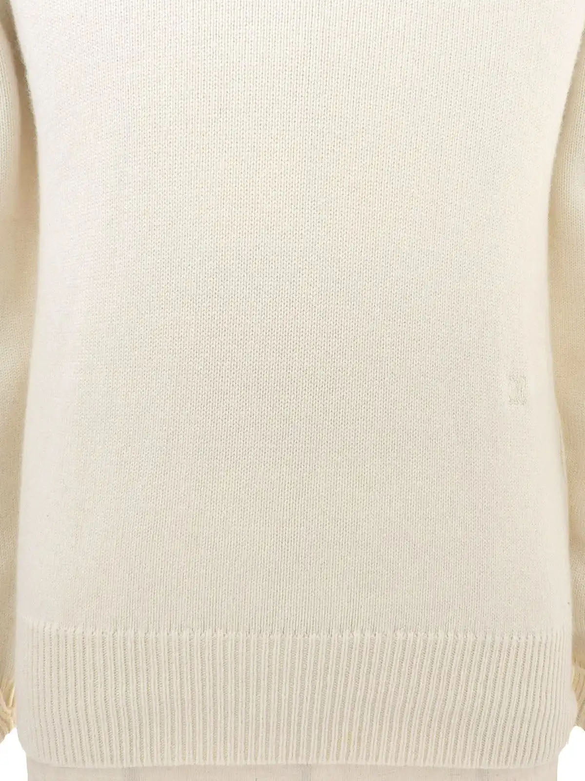 カシミアロゴ刺繍タートルネックニットセーター　アイボリー