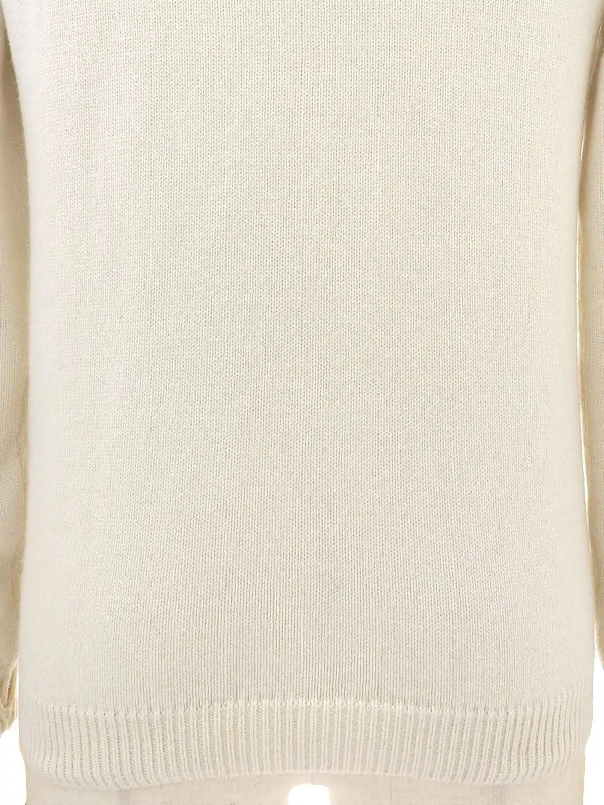 カシミアロゴ刺繍タートルネックニットセーター　アイボリー