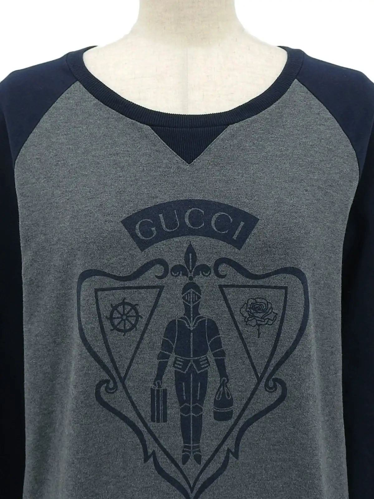 Logo design print raglan long sleeve top in gray/navy
