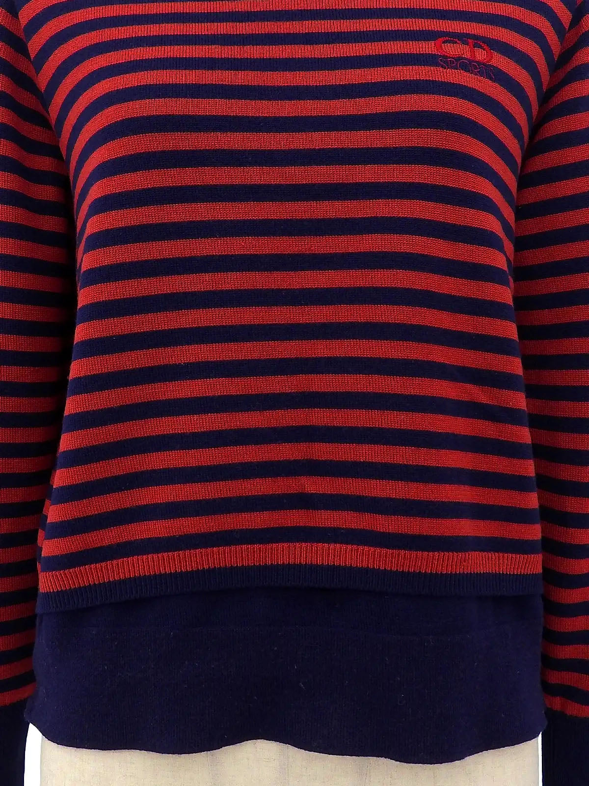 ボーダーパターンロゴ刺繍タートルネックニットトップス　ネイビー／レッド
