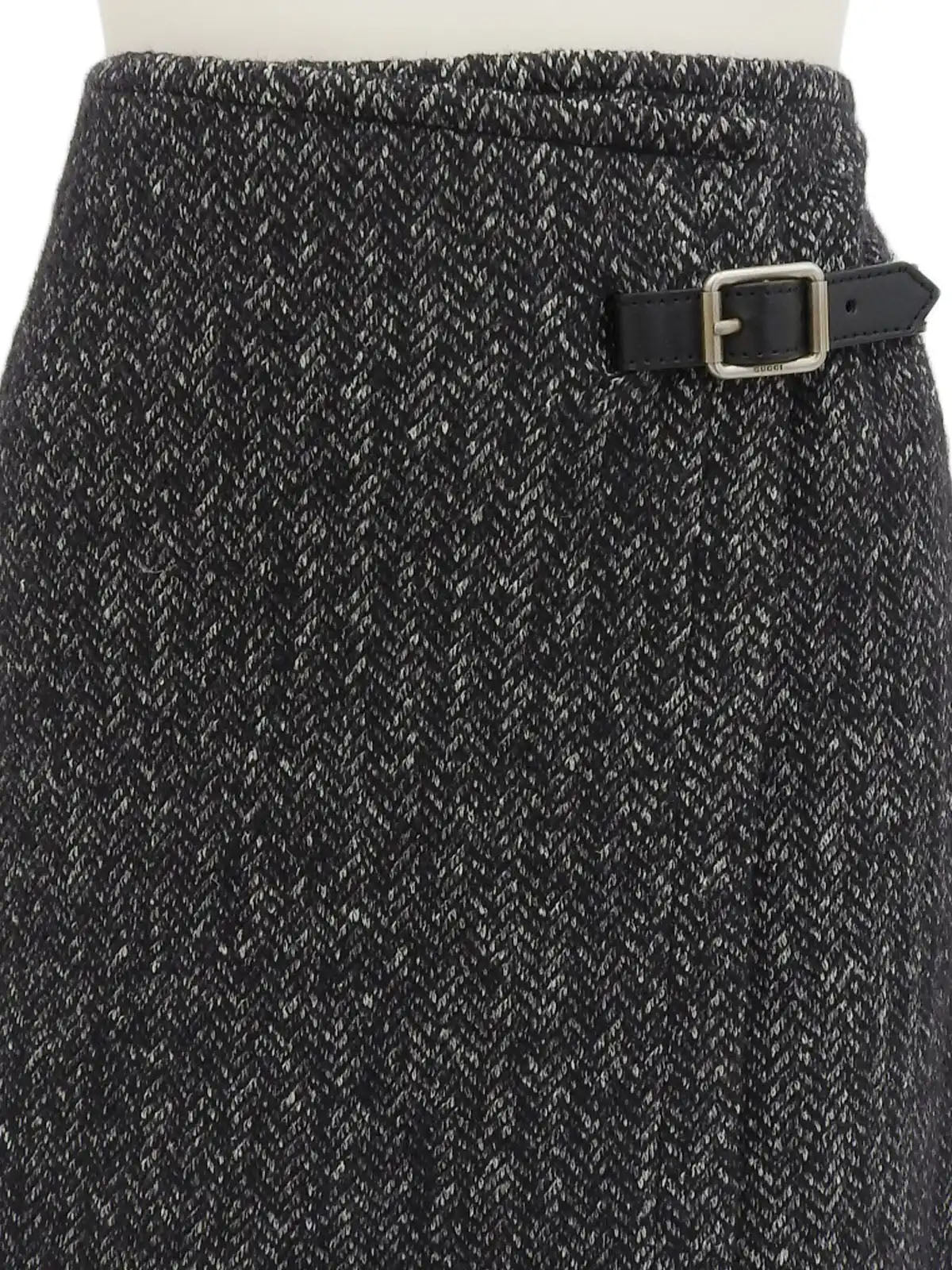 Tweed logo buckle skirt in black/gray