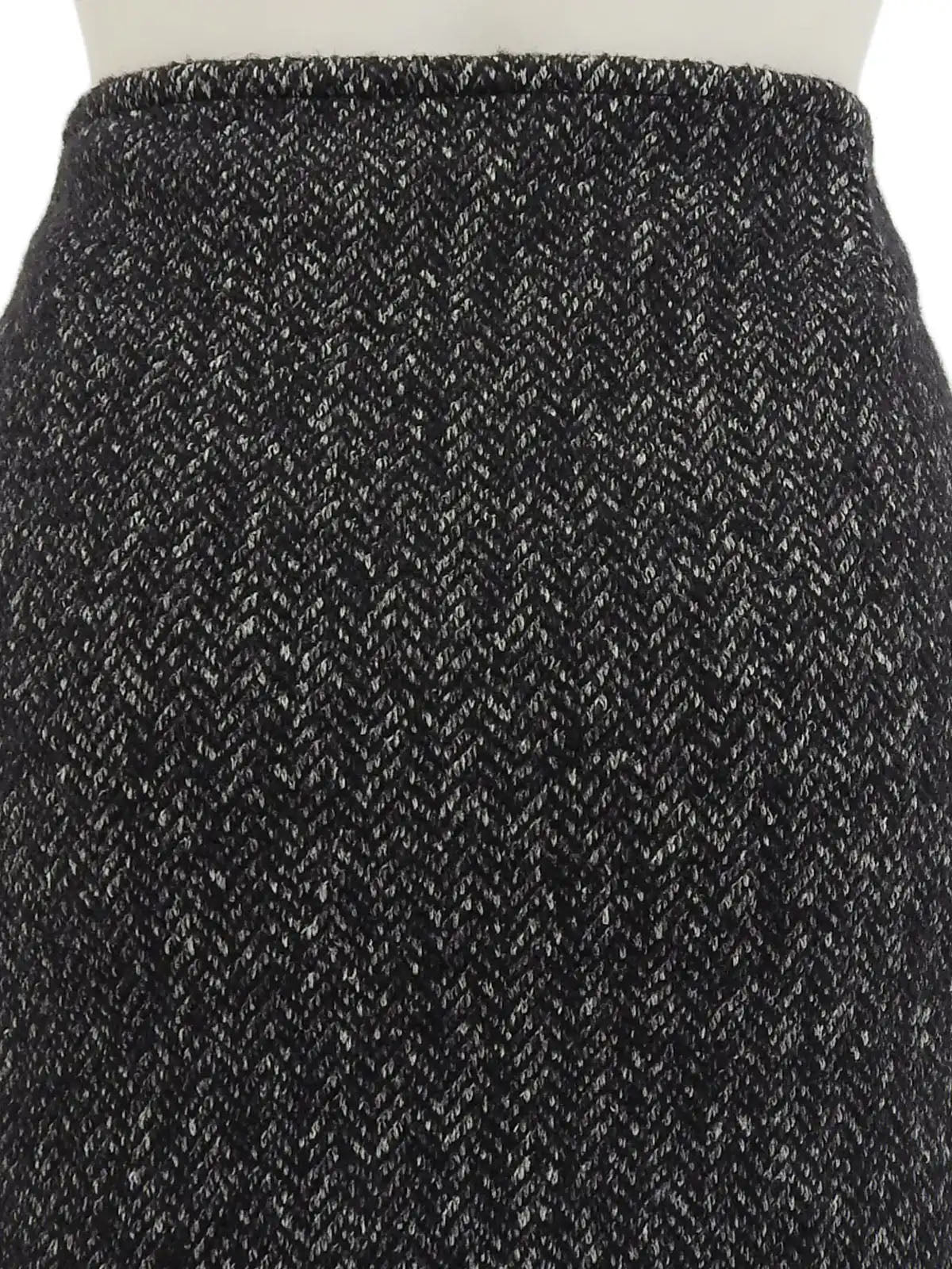 Tweed logo buckle skirt in black/gray