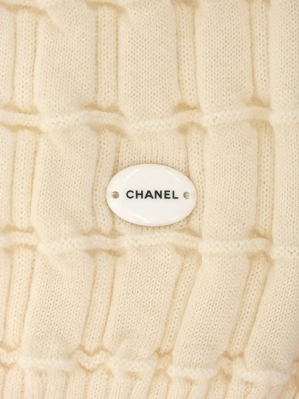 ロゴプレートノースリーブニットトップス アイボリー