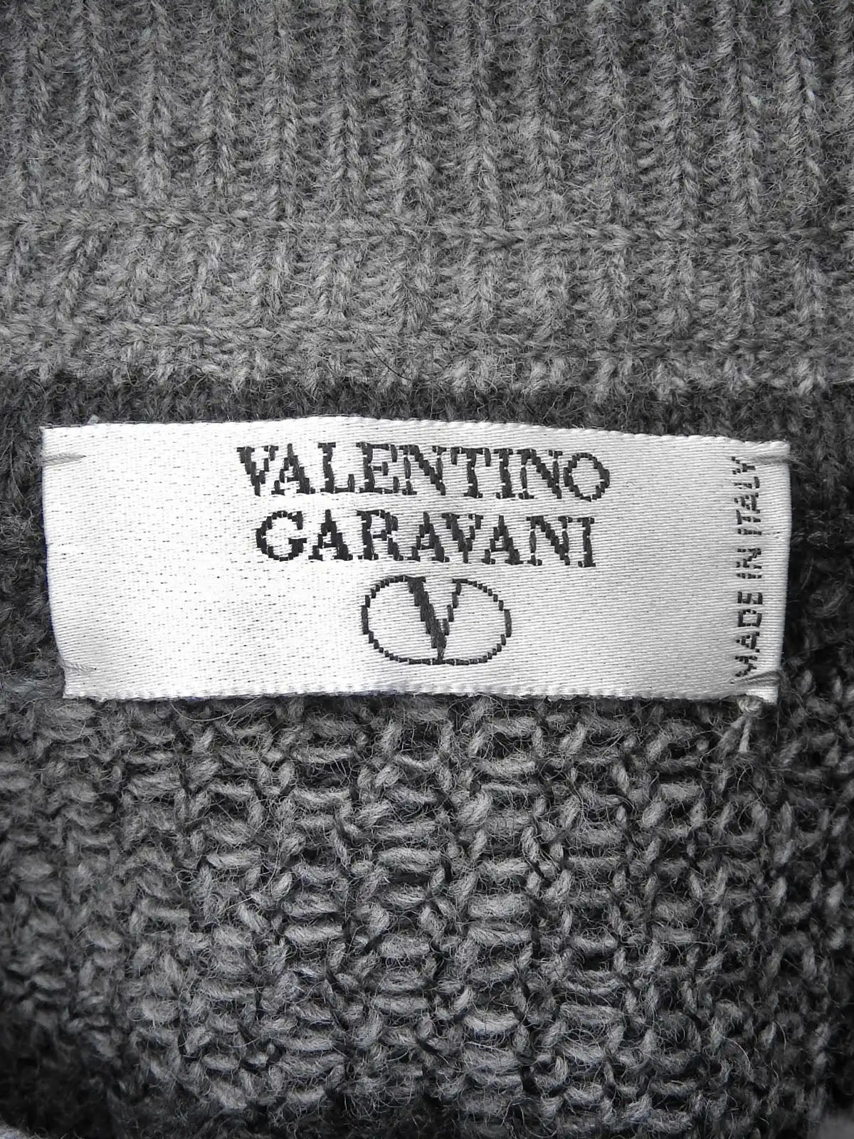 Long-sleeved wool knit top in grey