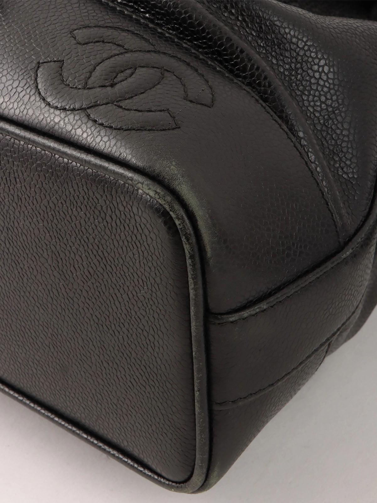 1997 Caviar Skin 6CC Mark Stitch Drawstring Shoulder Bag Black
