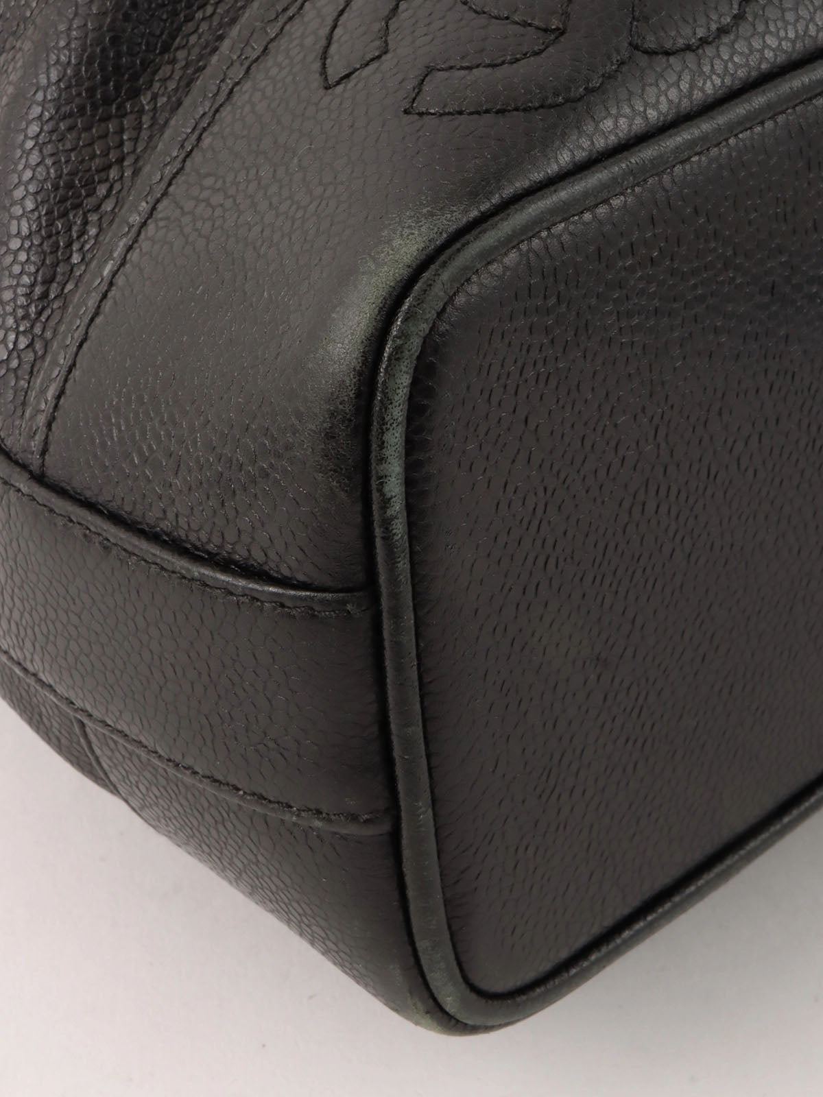 1997 Caviar Skin 6CC Mark Stitch Drawstring Shoulder Bag Black