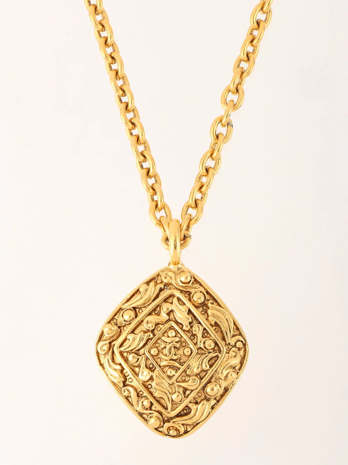 Diamond motif CC mark necklace gold