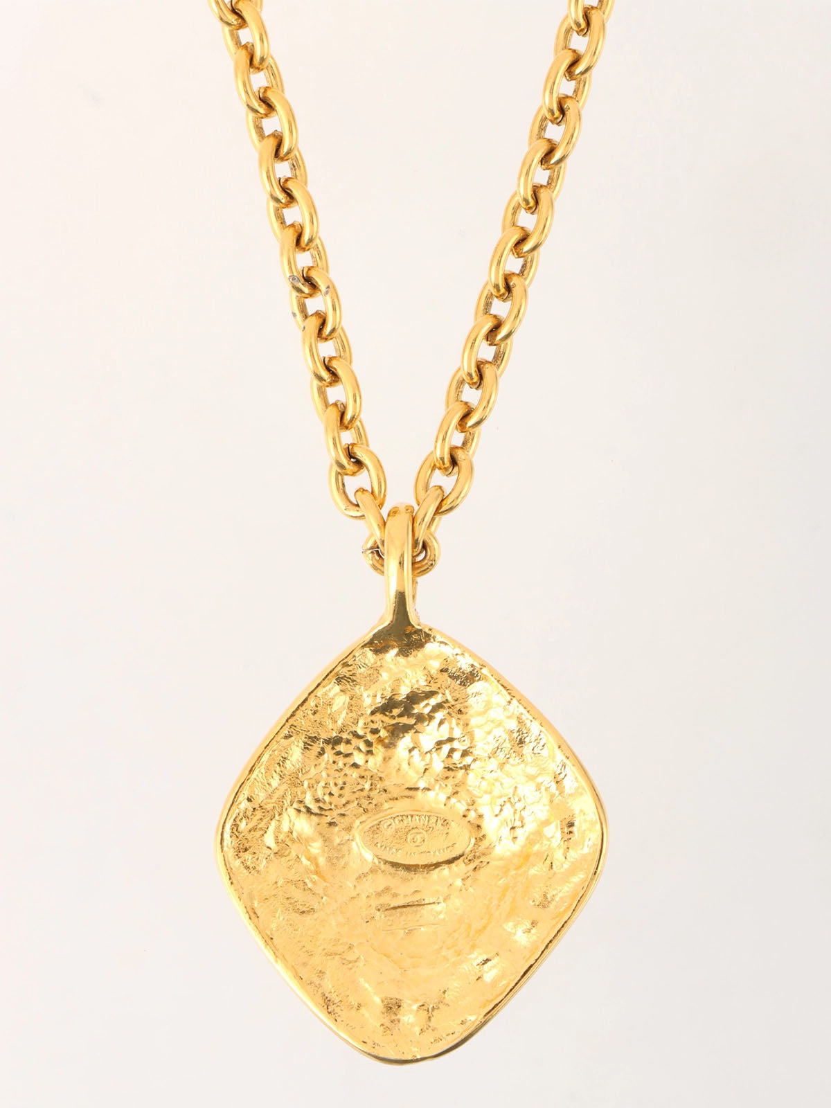 Diamond motif CC mark necklace gold