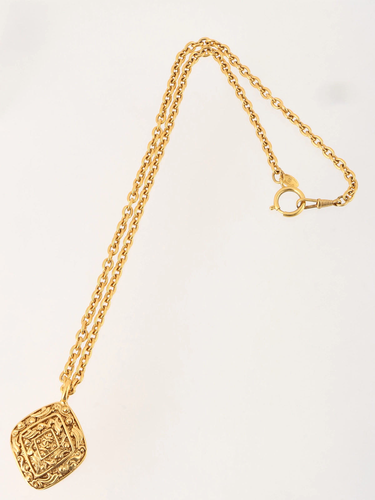 Diamond motif CC mark necklace gold