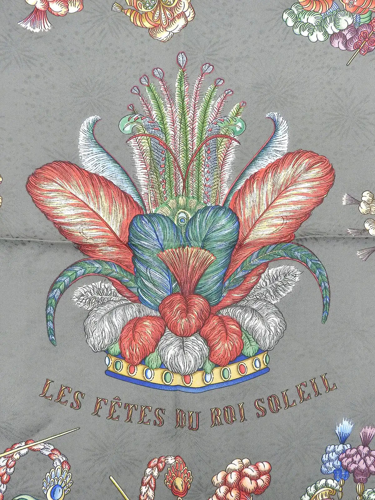 Carré 90 Les Fetes DU ROI Soleil Pattern Scarf Gray/Multi
