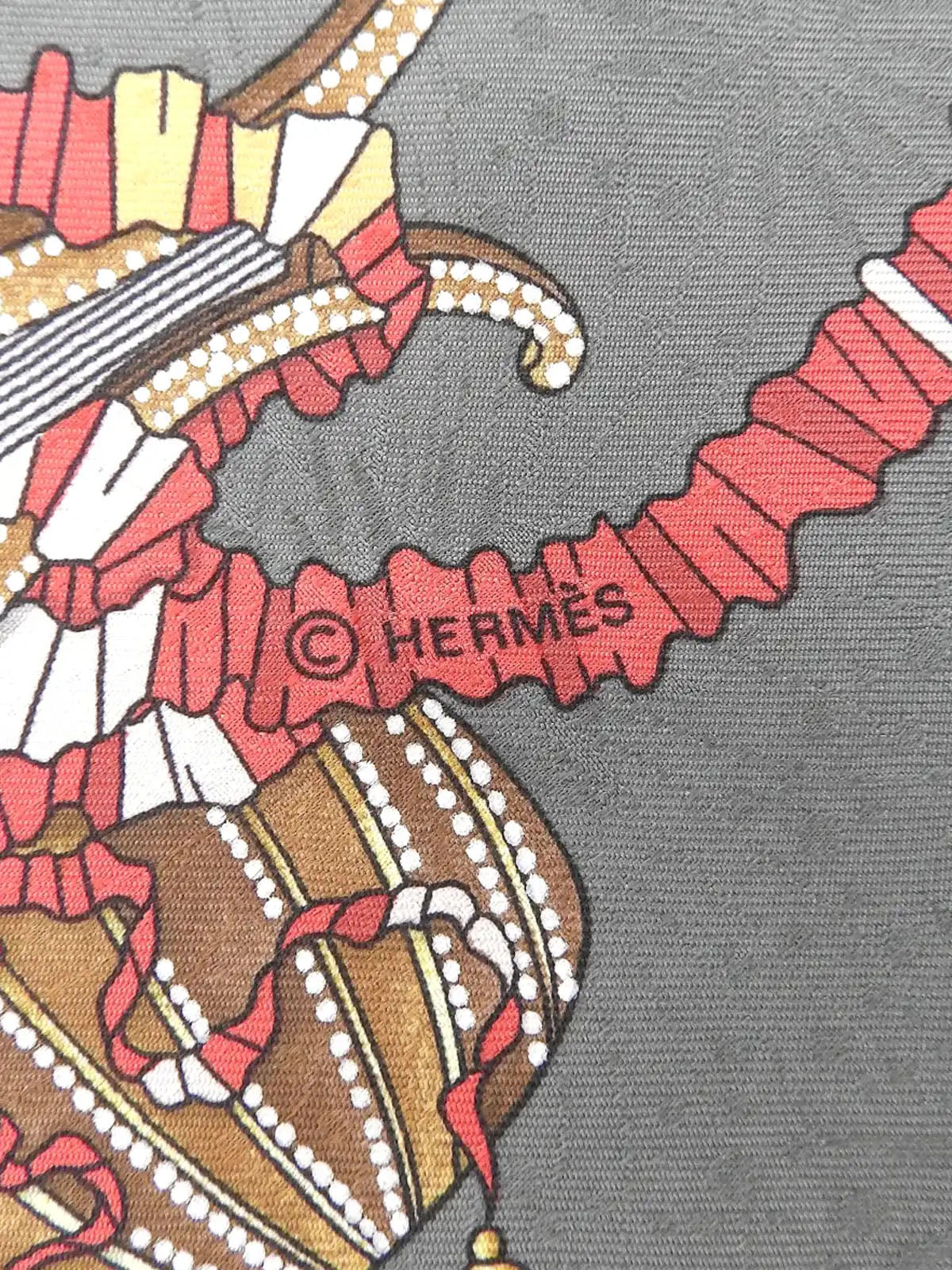 Carré 90 Les Fetes DU ROI Soleil Pattern Scarf Gray/Multi