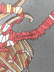 Carré 90 Les Fetes DU ROI Soleil Pattern Scarf Gray/Multi
