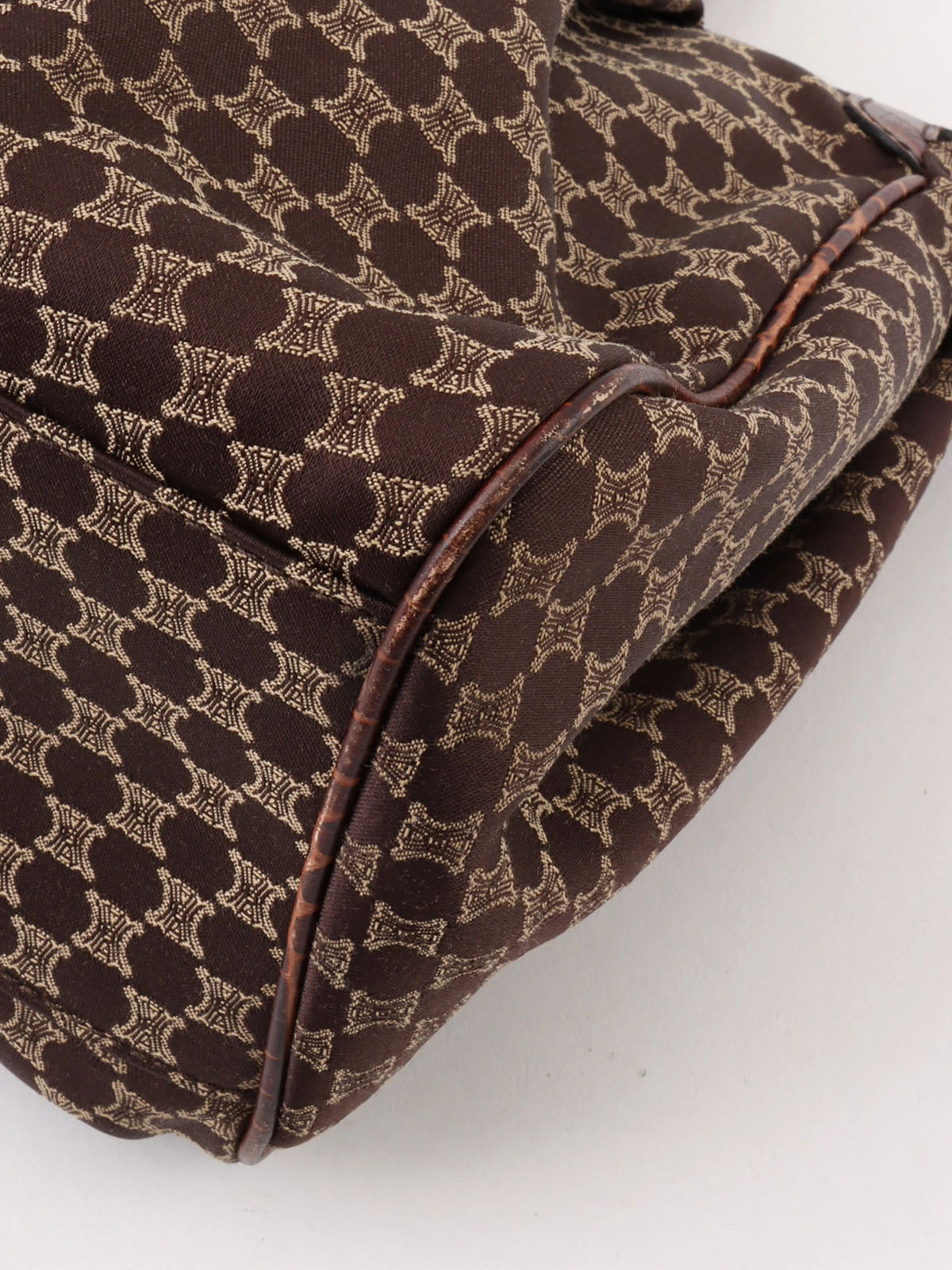 マカダムパターンロゴプレートハンドバッグ　ブラウン