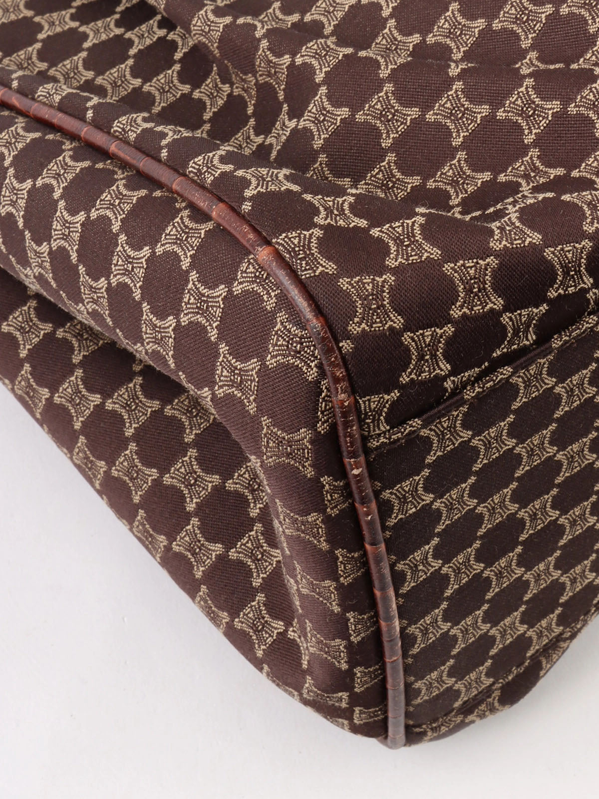 マカダムパターンロゴプレートハンドバッグ　ブラウン