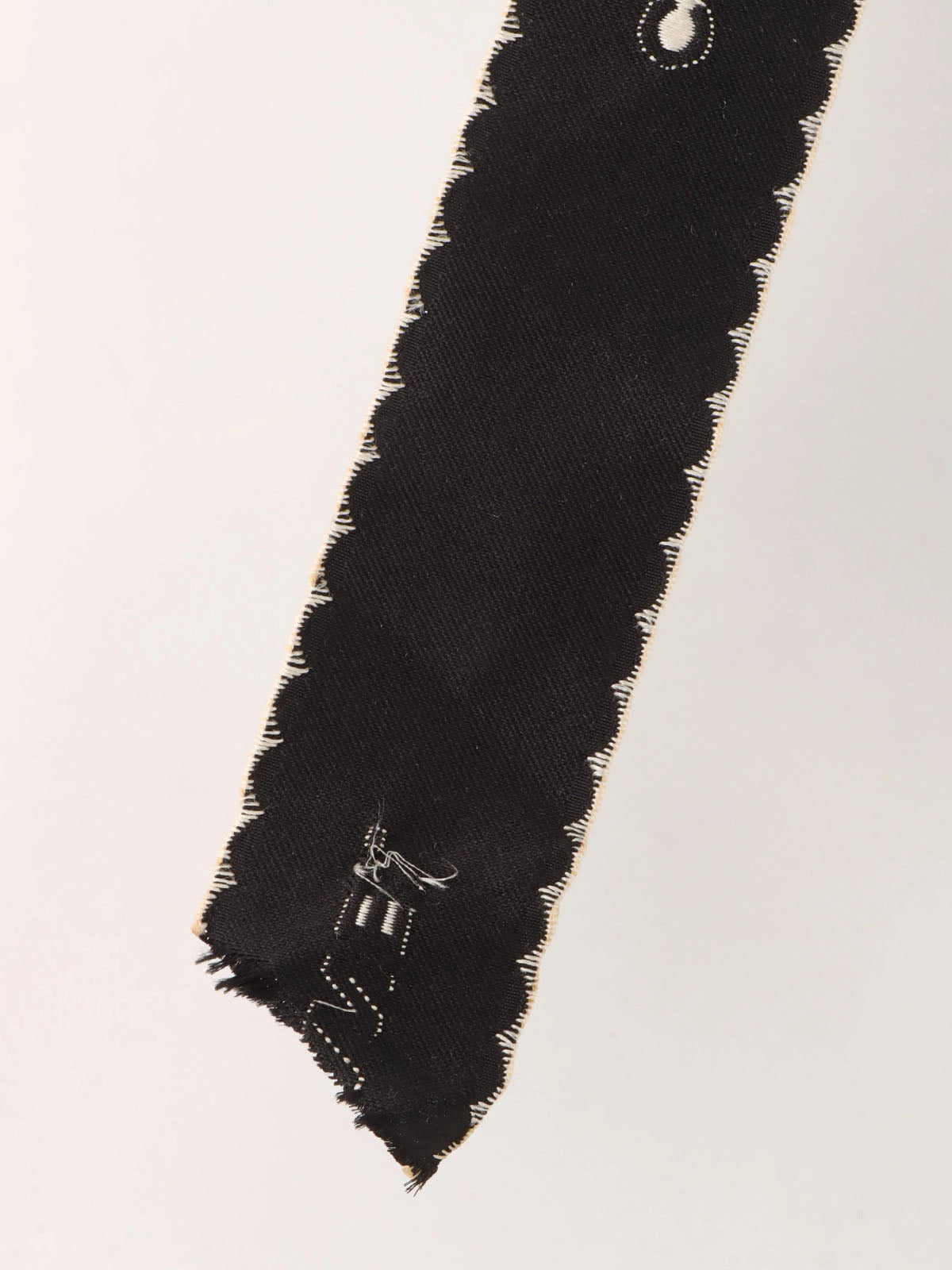Logo ribbon brooch in black