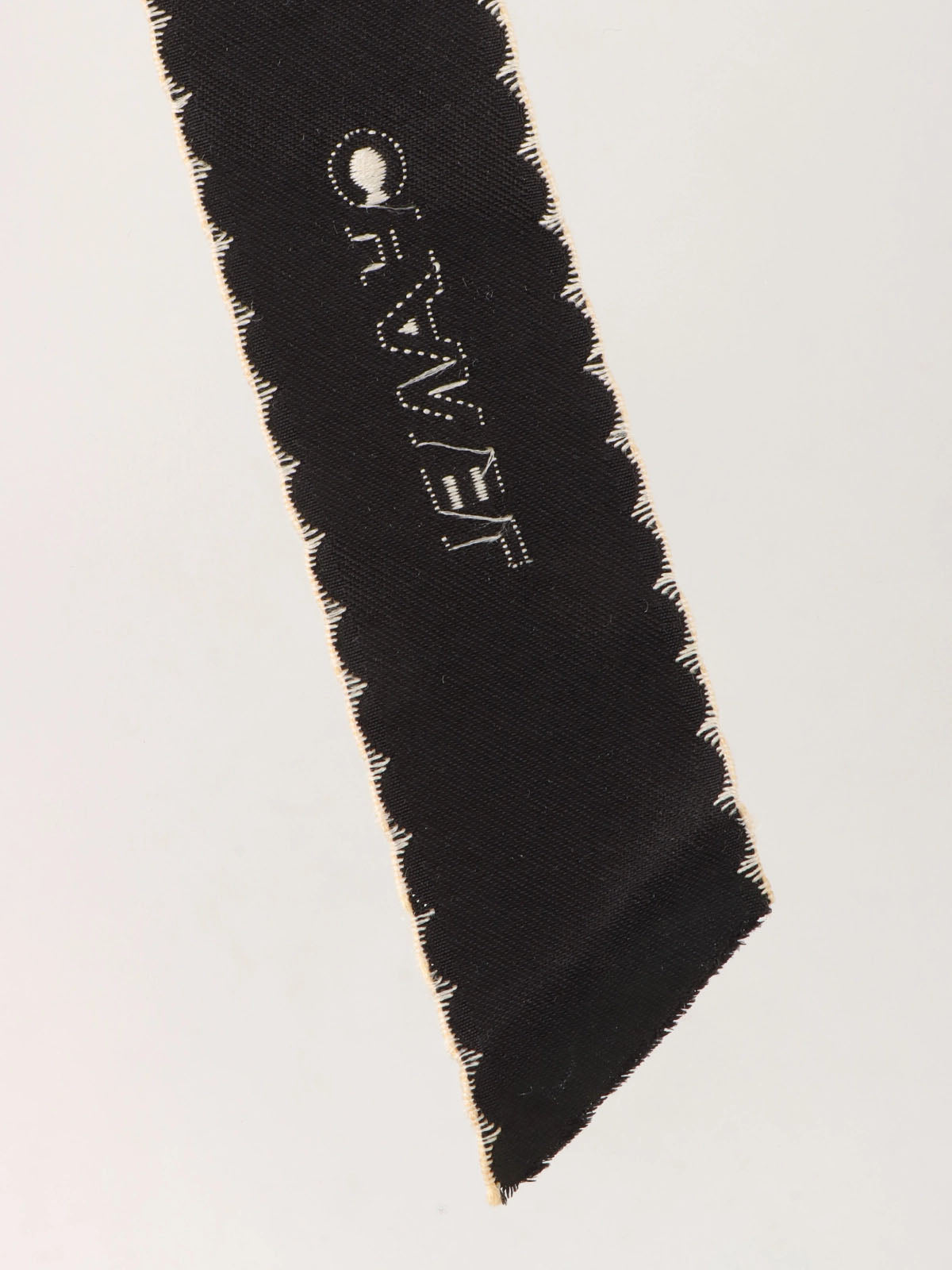 Logo ribbon brooch in black