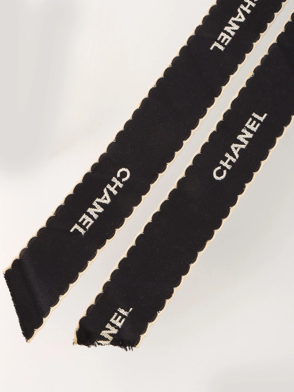 Logo ribbon brooch in black