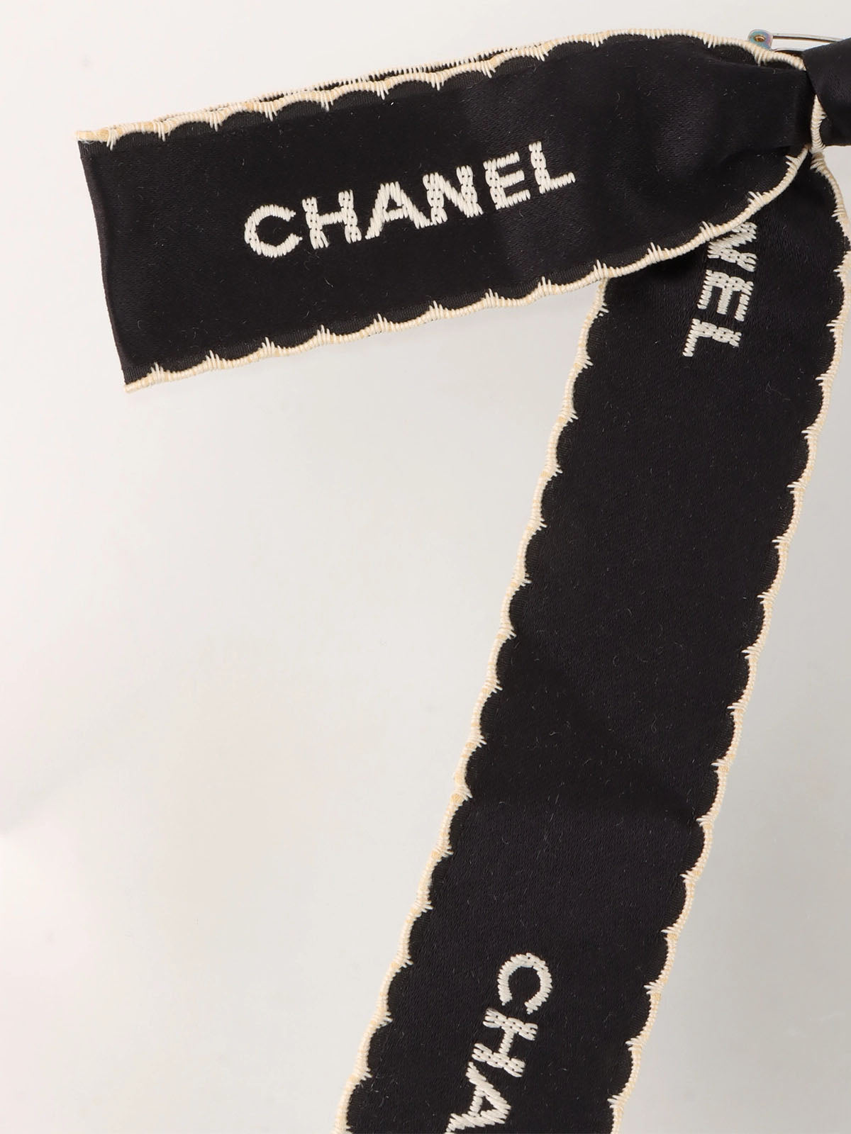 Logo ribbon brooch in black