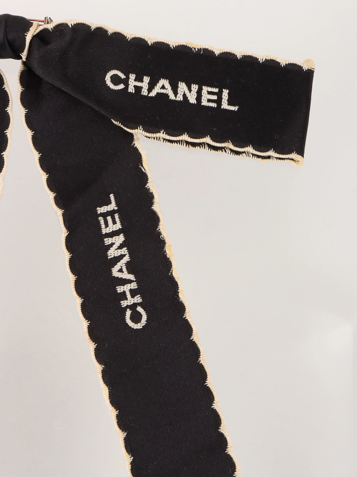 Logo ribbon brooch in black
