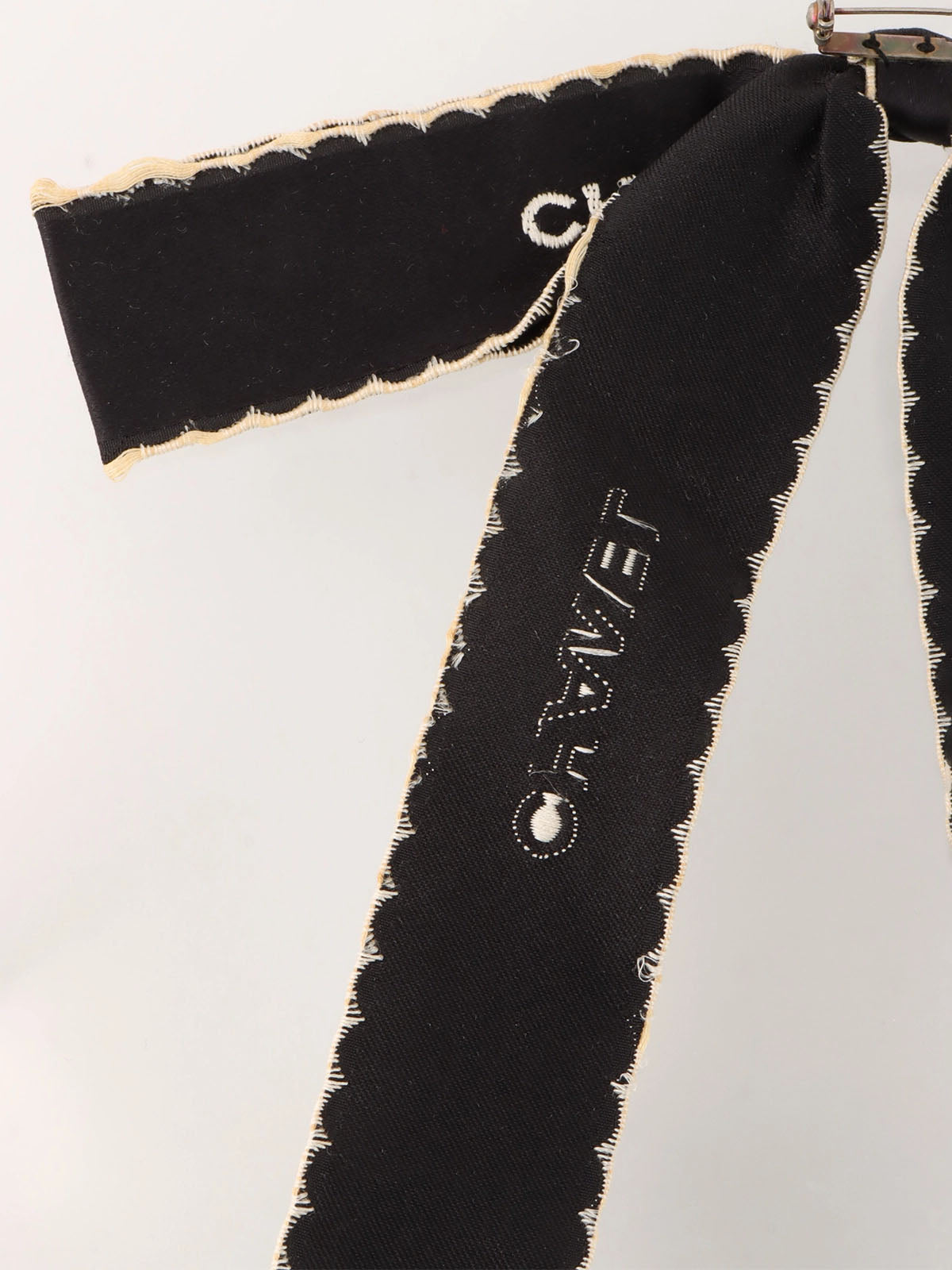 Logo ribbon brooch in black