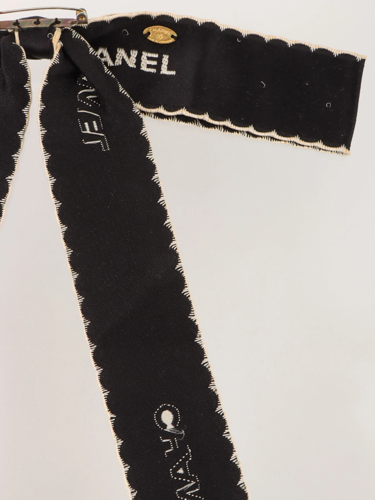 Logo ribbon brooch in black