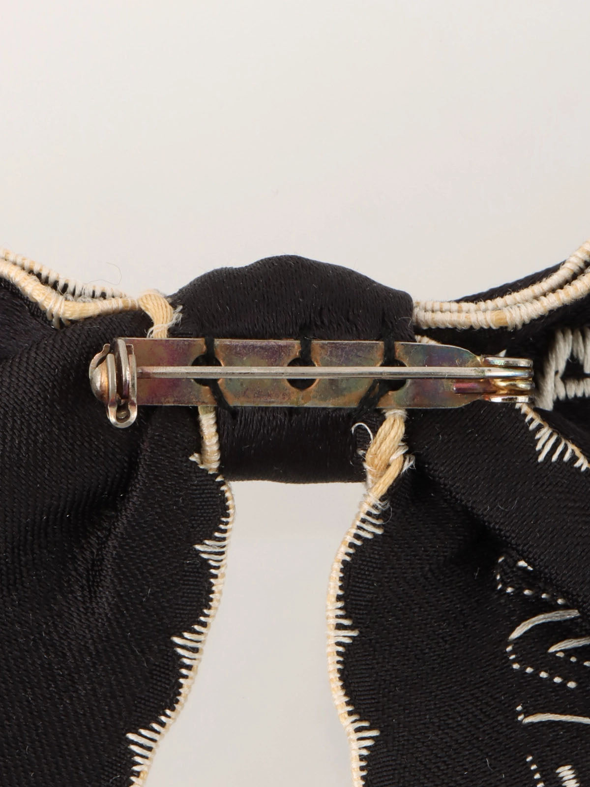 Logo ribbon brooch in black