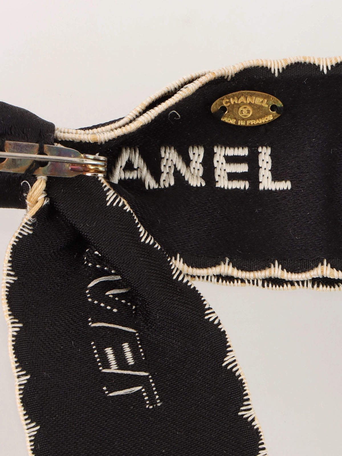 ロゴリボンブローチ ブラック